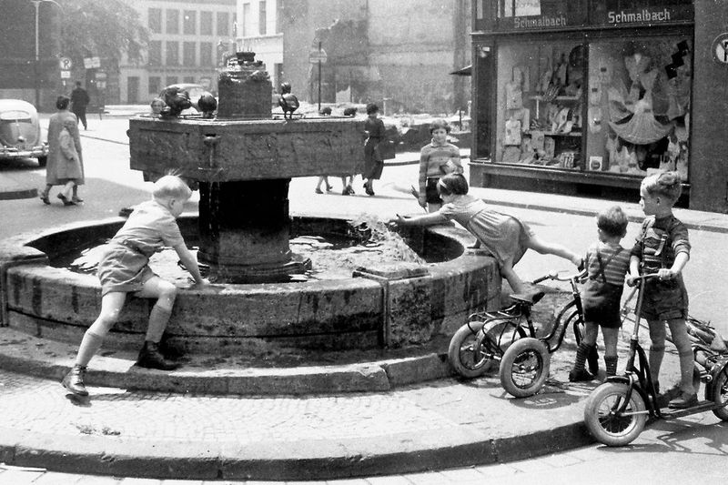 0044 Schwanenmarkt Brunnen mit Kindern 50er Jahre