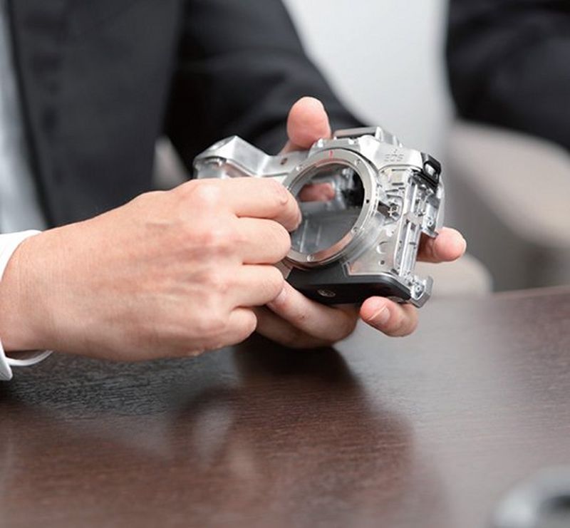 Canon EOS R showing throw back focus