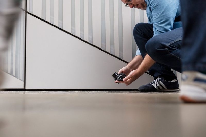 Canon PowerShot G5 X Mann, der ein Foto mit ausgeklapptem Bildschirm aufnimmt