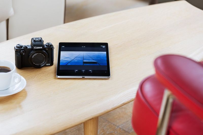 Canon PowerShot G5 X Kamera auf einem Tisch