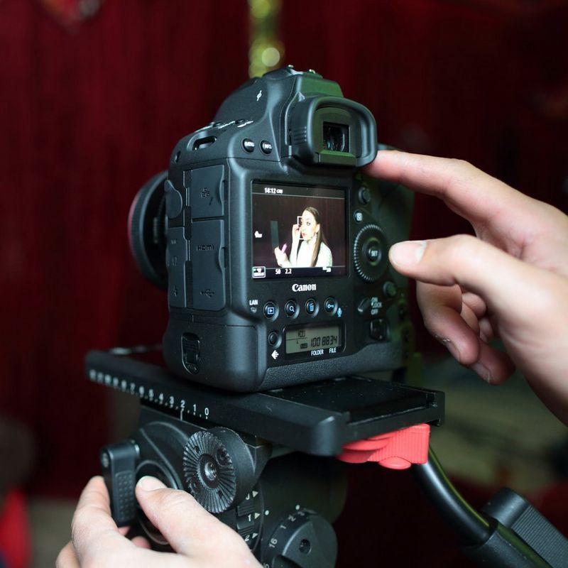 Canon EOS-1D X Mark II Gehäuse Kamera auf einem Stativ beim Aufnehmen eines Bilds