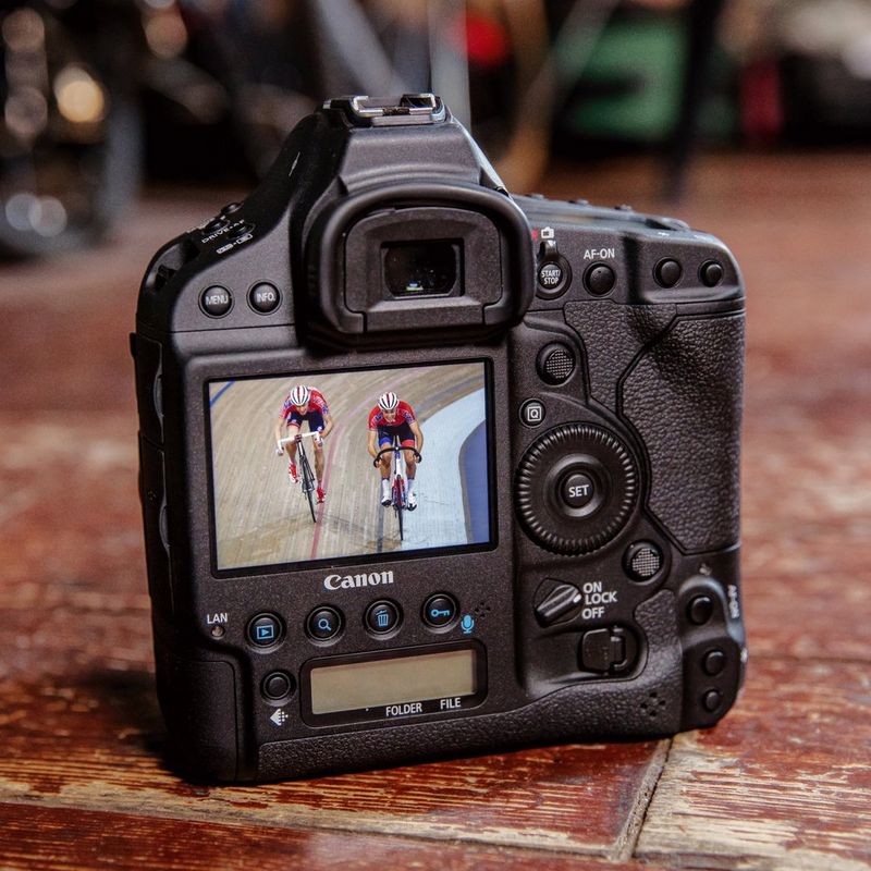 Canon EOS-1D X Mark II Gehäuse Kamera auf einem Tisch mit Rückansicht