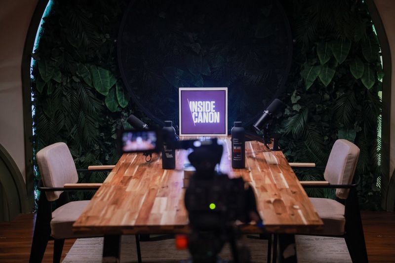 في الاستوديو مع كانون