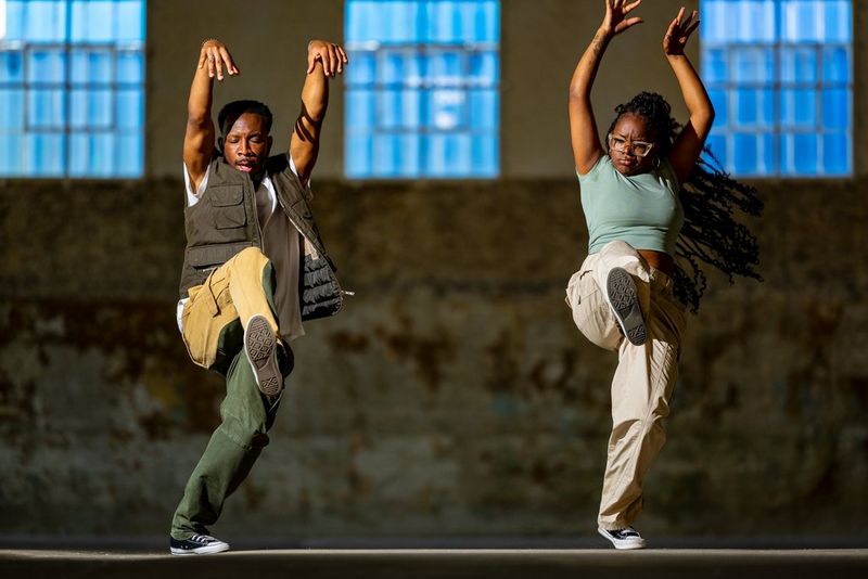 Two urban dancers photographed mid-routine by David Newton lit by a single Speedlite EL-5 - frame 1 of a sequence of 8 frames. © David Newton