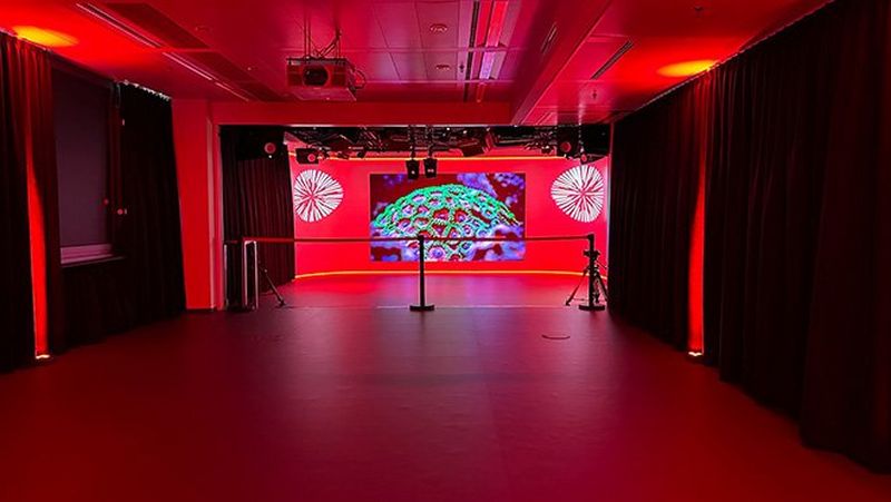 Studiofläche mit professionellem Setup (Kamera, Licht, Ton, Regie)