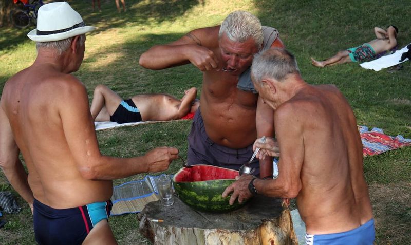 Mounting an EOS 5D Mark IV to a car bonnet