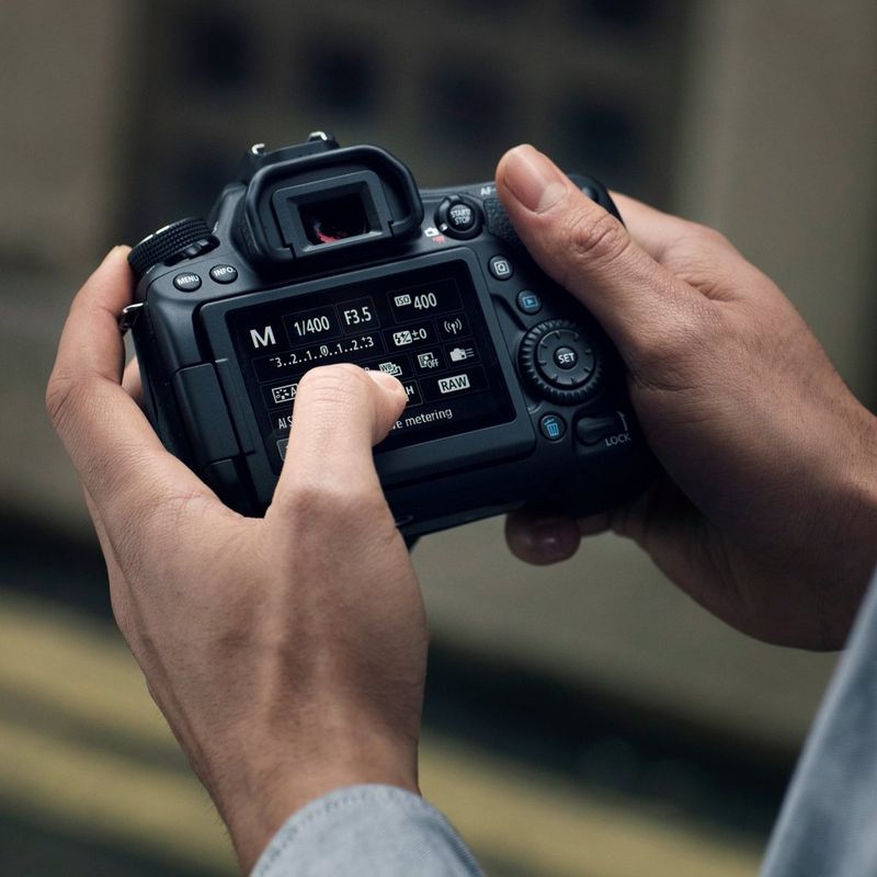 Canon EOS 80D Gehäuse Halten der Kamera mit Rückansicht