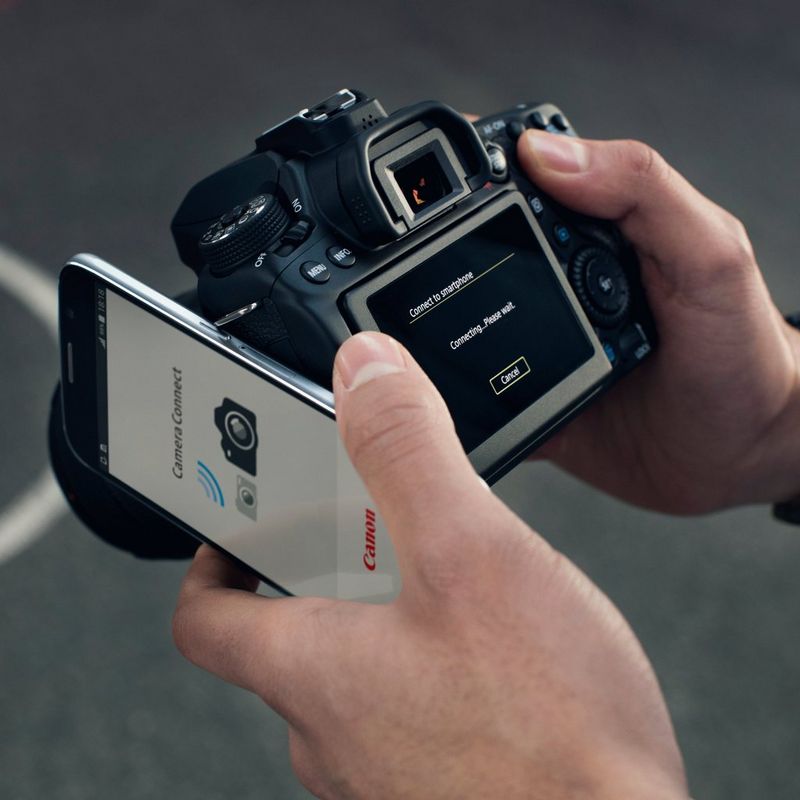 Canon EOS 80D + 18-55mm IS STM Objektiv Halten der Kamera und Ändern der Konnektivitätseinstellungen