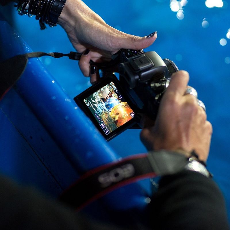 Canon EOS M5 Gehäuse Schwarz 0 Illustrierung des Verwendens der Kamera am Wasser