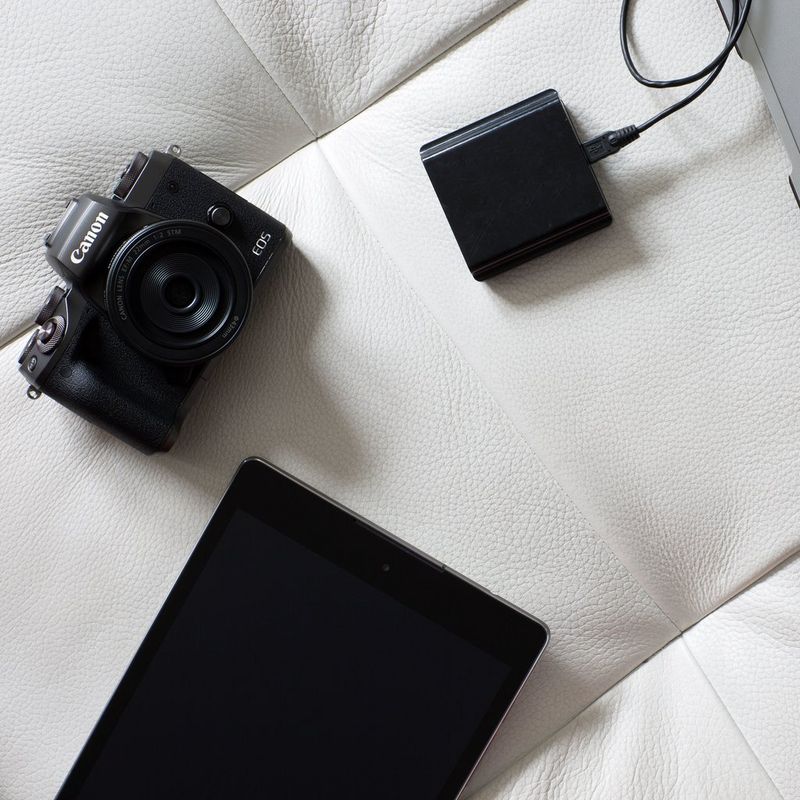 Canon EOS M5 + EF-M 15-45mm 1:3,5-6,3 IS STM 0 Kamera mit einem Tablet und einem Ladegerät