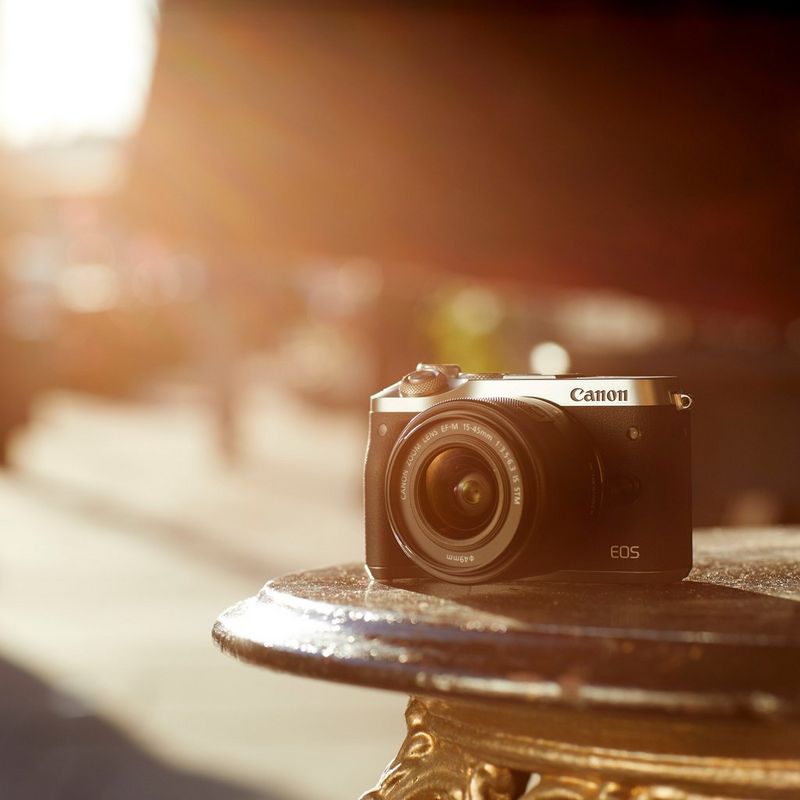 Canon EOS M6 Gehäuse - Schwarz 0 Kamera auf einem Tisch