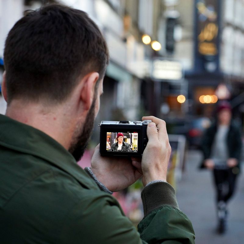 Canon EOS M6 Gehäuse - Schwarz 0 Ein Mann beim Aufnehmen eines Videos auf der Straße