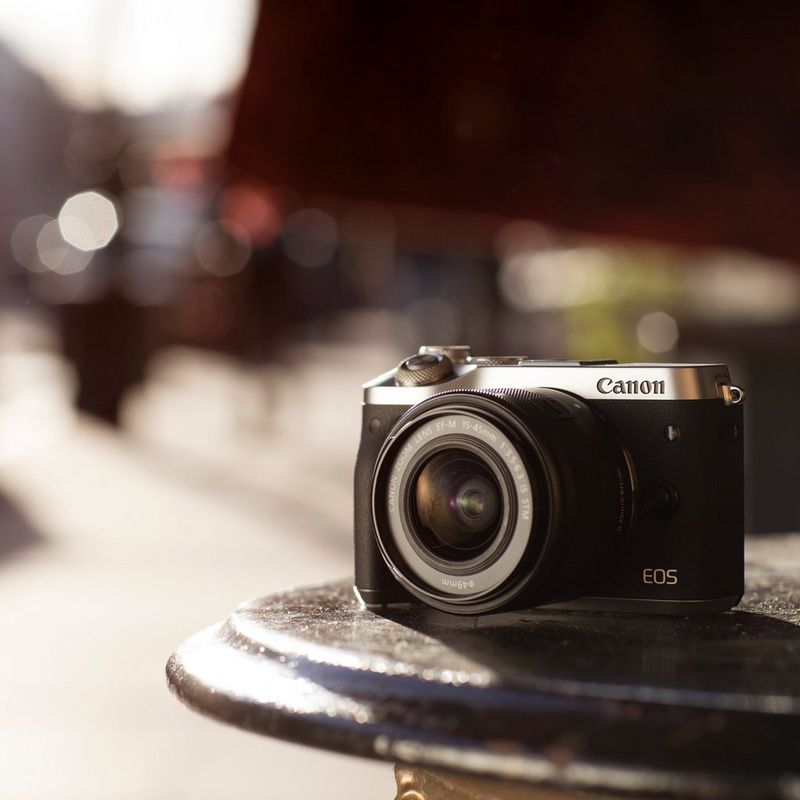 Canon EOS M6 Gehäuse Silber 0 Kamera auf einem Tisch