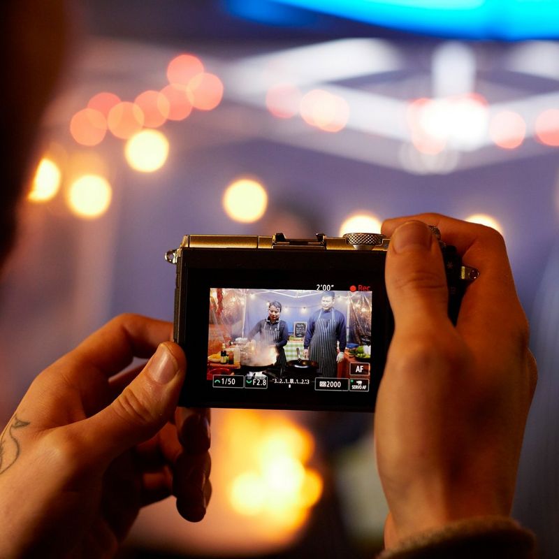 Canon EOS M6 Gehäuse Silber 0 Aufnehmen eines Videos an einem Essensstand