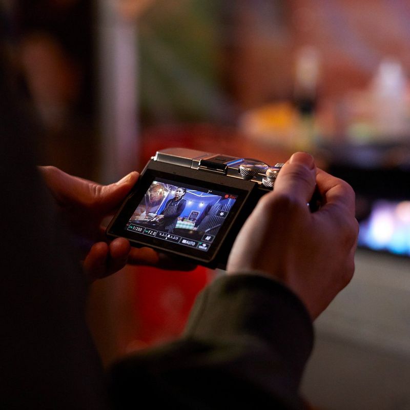 Canon EOS M6 Silber + EF-M 18-150mm IS STM Objektiv Schwarz 0 Aufnehmen eines Videos an einem Essensstand