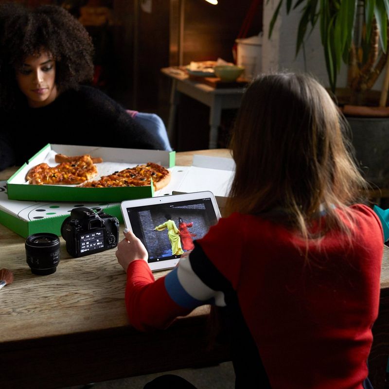 Canon EOS 77D + EF 18-55mm IS STM Objektiv + Rucksack + Ersatzakku Kamera auf dem Tisch