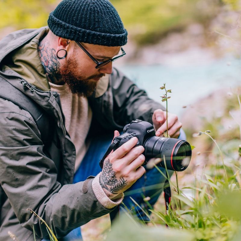 Canon EOS 6D Mark II Gehäuse Nahaufnahme, die von einem Mann gemacht wird