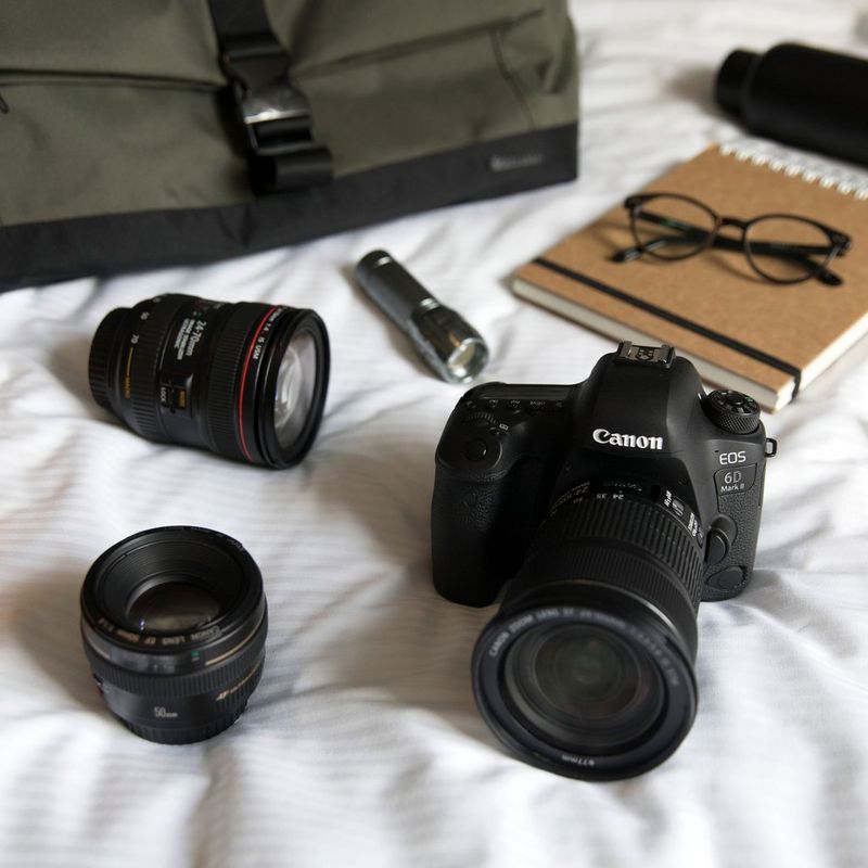 Canon EOS 6D Mark II Gehäuse Kamera auf einem Bett mit zwei anderen Objektiven