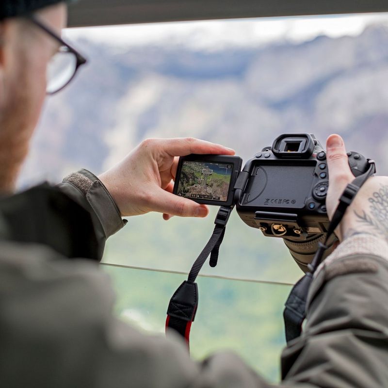 Canon EOS 6D Mark II Gehäuse Halten der Kamera mit zwei Händen und Aufnehmen eines Landschaftsfotos