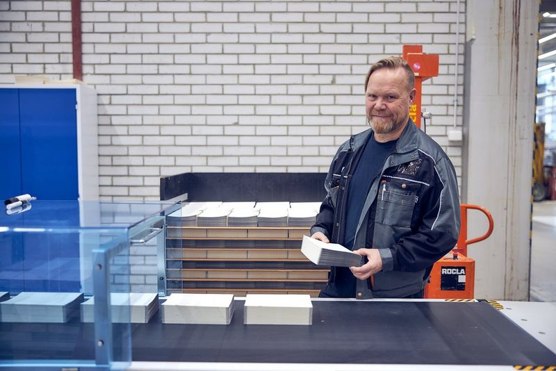 אוטומציה של הזמנות ושל עיבודי עבודות כדי לייעל את ייצור הספרים לפי דרישה במגזר ההוצאה לאור