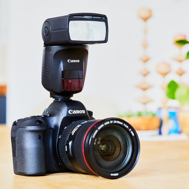 Canon Speedlite 470EX AI Produkt An einer Kamera angebracht