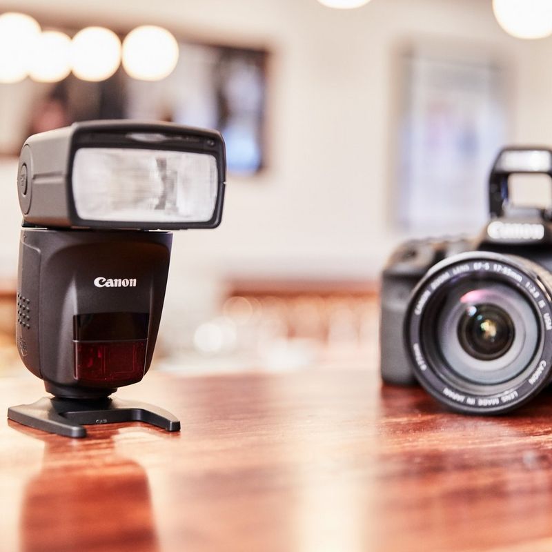 Canon Speedlite 470EX AI Produkt Horizontale Ansicht auf einer Kamera