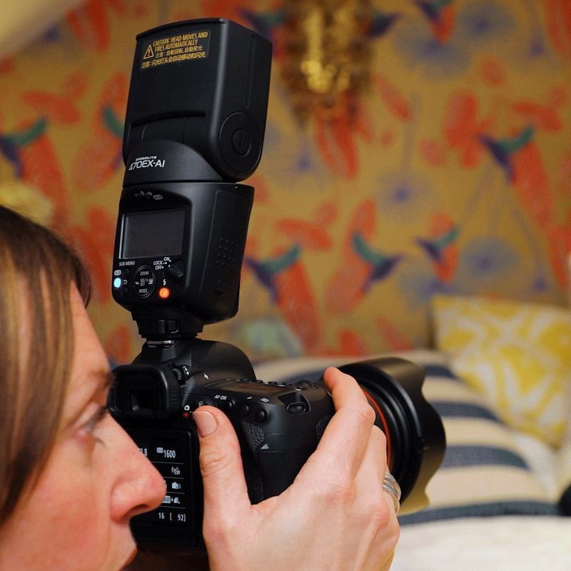 Canon Speedlite 470EX AI Produkt Auf einer Kamera, die auf einem Tisch liegt