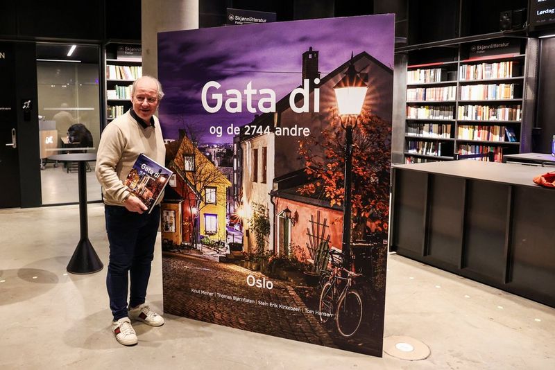 Knut Meiner, fornøyd med å holde boka Gata di i hånda.