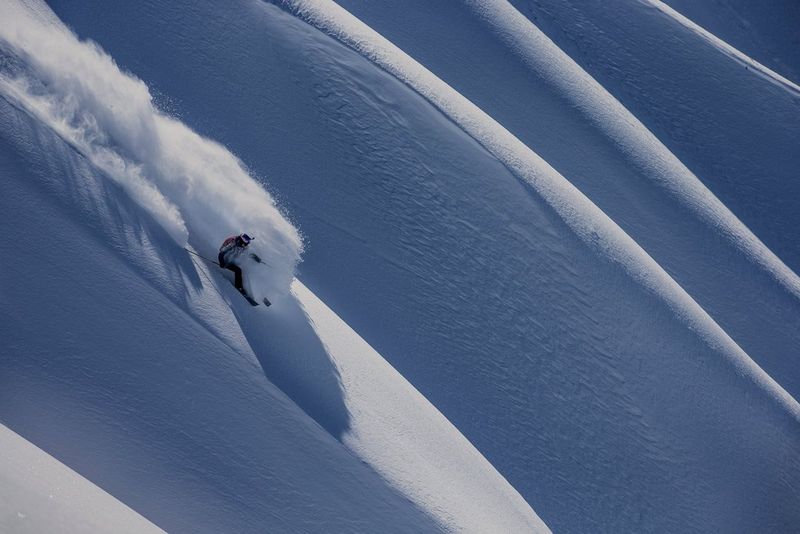 Лыжник едет по горному склону в окружении заснеженного пейзажа. Снято на камеру Canon. © Рихард Вальх