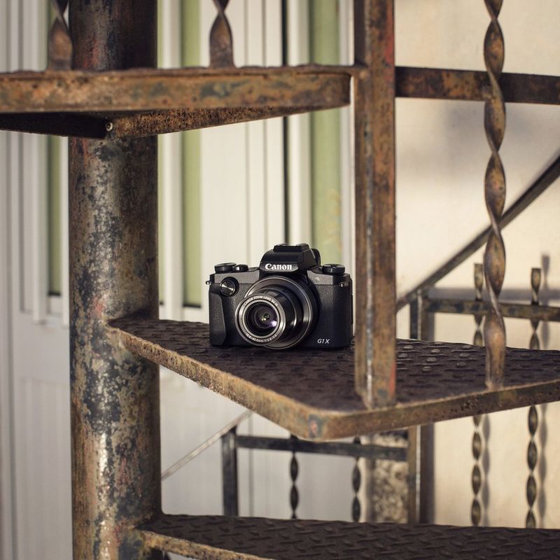 Canon PowerShot G1 X Mark III Kamera auf einer Metalltreppe