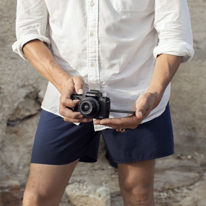 Canon PowerShot G1 X Mark III Mann, der die Kamera hält