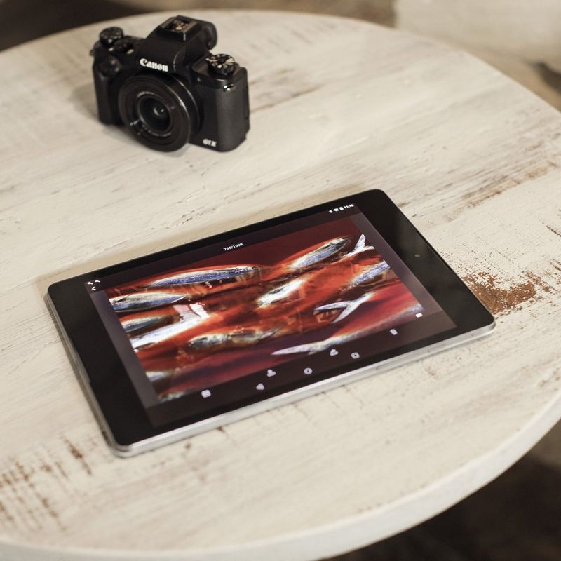 Canon PowerShot G1 X Mark III Kamera auf einem Holztisch