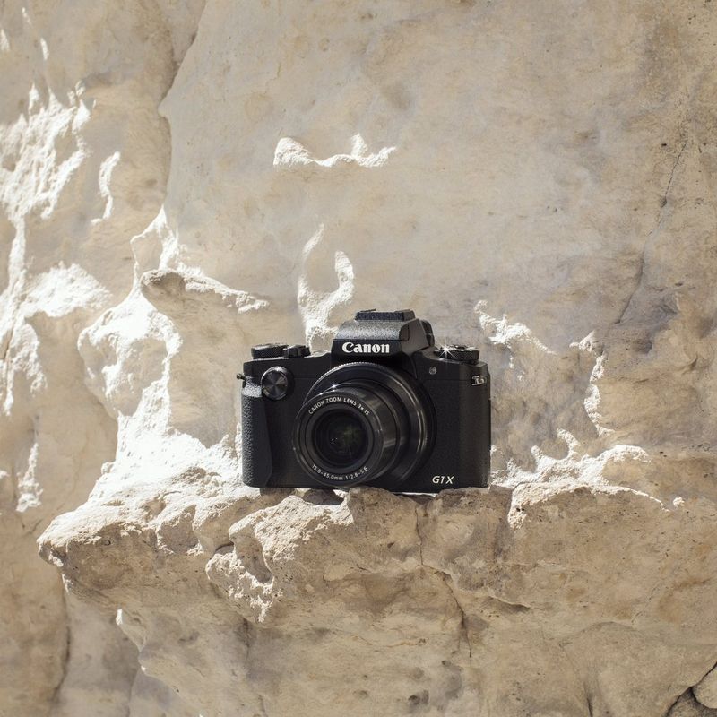 Canon PowerShot G1 X Mark III Kamera auf einem Felsen