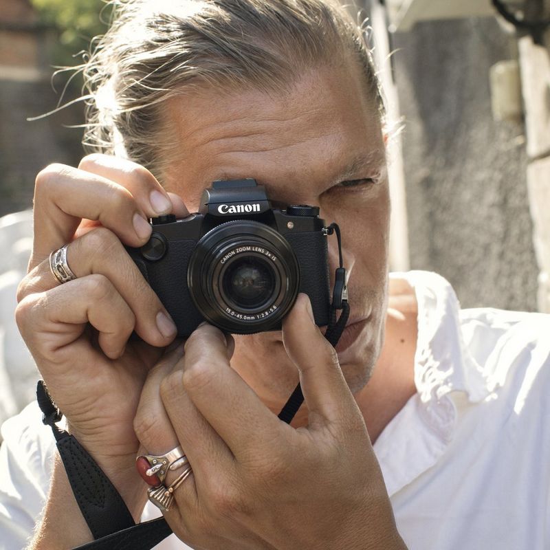 Canon PowerShot G1 X Mark III Mann beim Aufnehmen eines Fotos