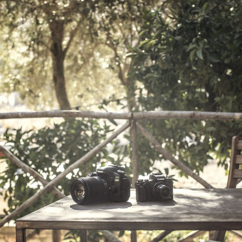 Canon PowerShot G1 X Mark III Kamera auf einem Holztisch