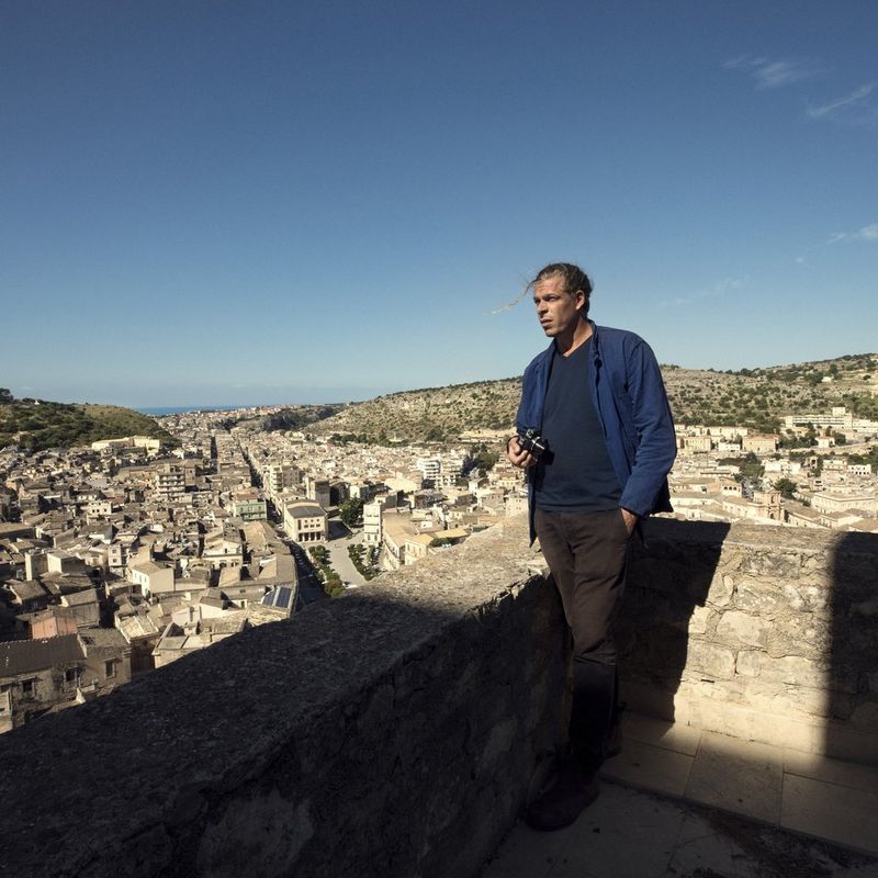 Canon PowerShot G1 X Mark III Mann, der die Kamera hält