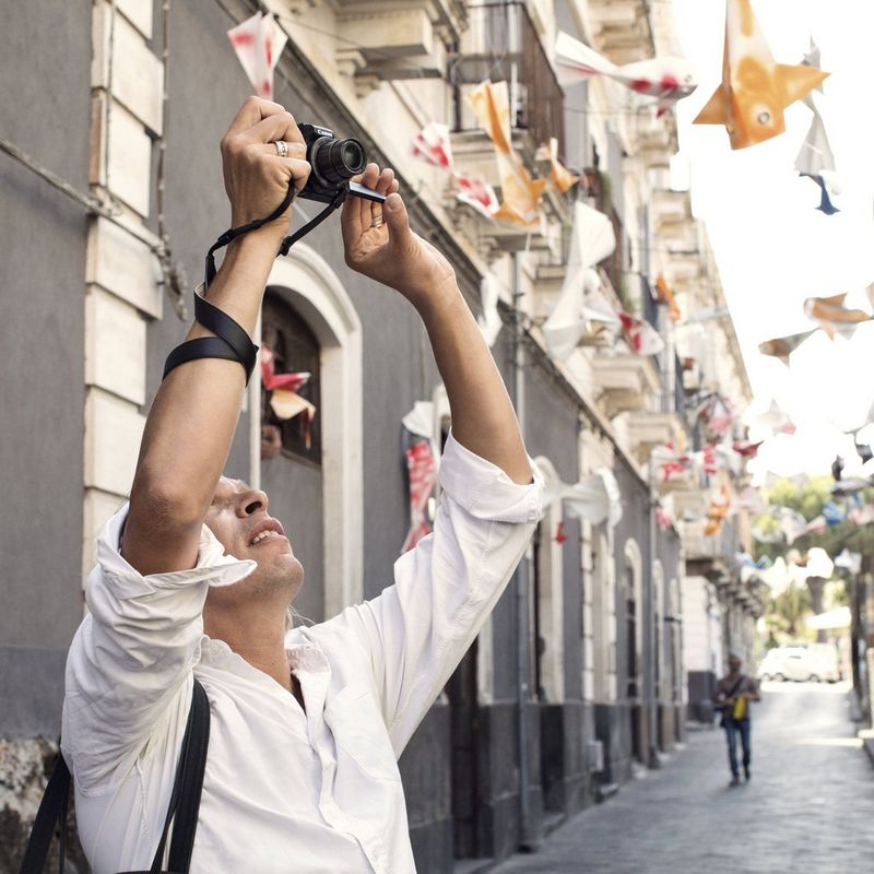Canon PowerShot G1 X Mark III Mann beim Aufnehmen eines Fotos