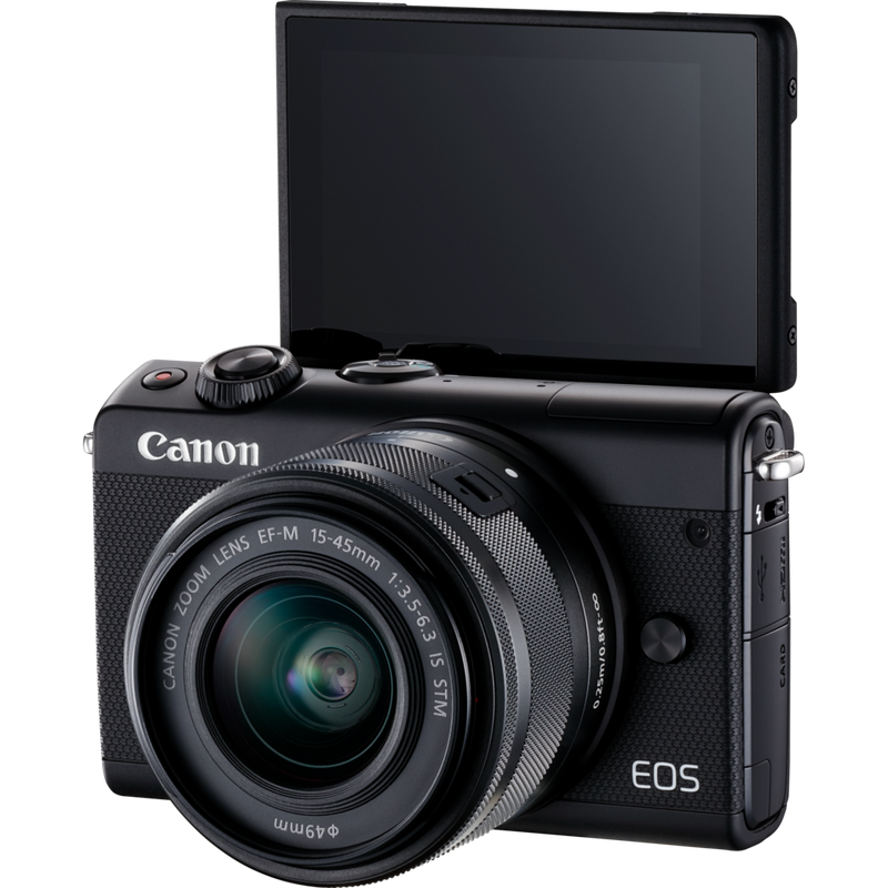 Canon EOS M100 Schwarz + Canon EF-M 15-45mm f/3.5-6.3 IS STM Objektiv Schwarz Produkt Diagonale Ansicht mit klappbarem Display