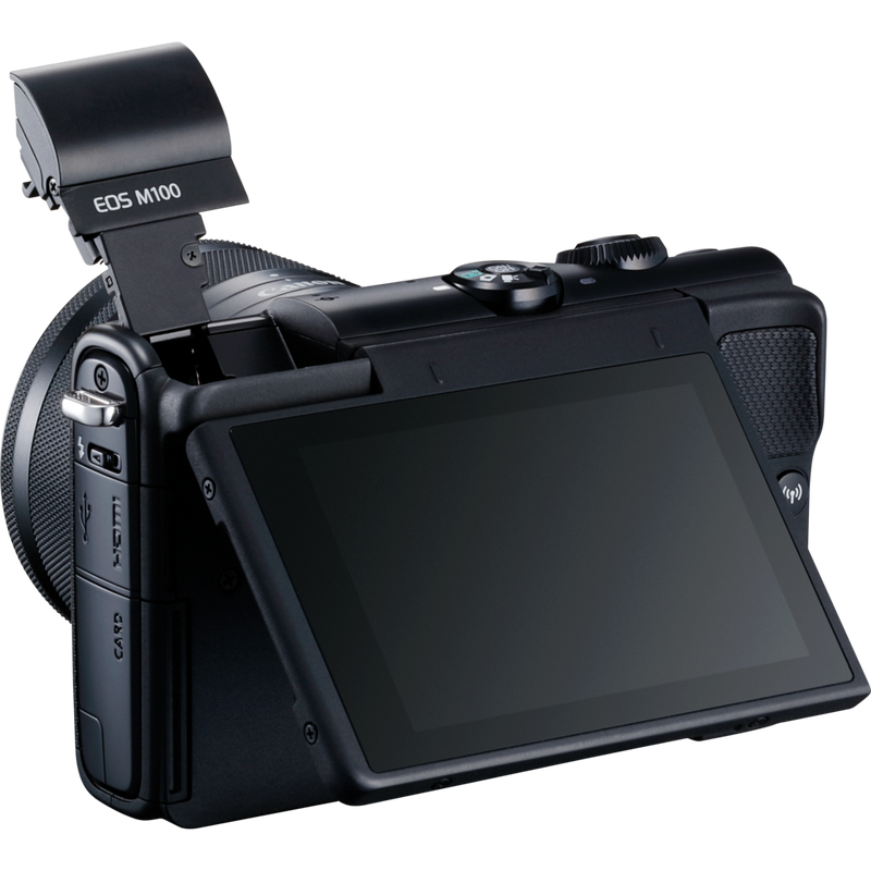 Canon EOS M100 Schwarz + Canon EF-M 15-45mm f/3.5-6.3 IS STM Objektiv Schwarz Produkt Diagonale Ansicht mit internem Blitz und klappbarem Display von hinten