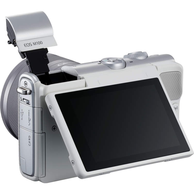 Canon EOS M100 Weiß + EF-M 15-45mm f/3.5-6.3 IS STM Objektiv Silber Produkt Diagonale Ansicht mit internem Blitz und klappbarem Display von hinten