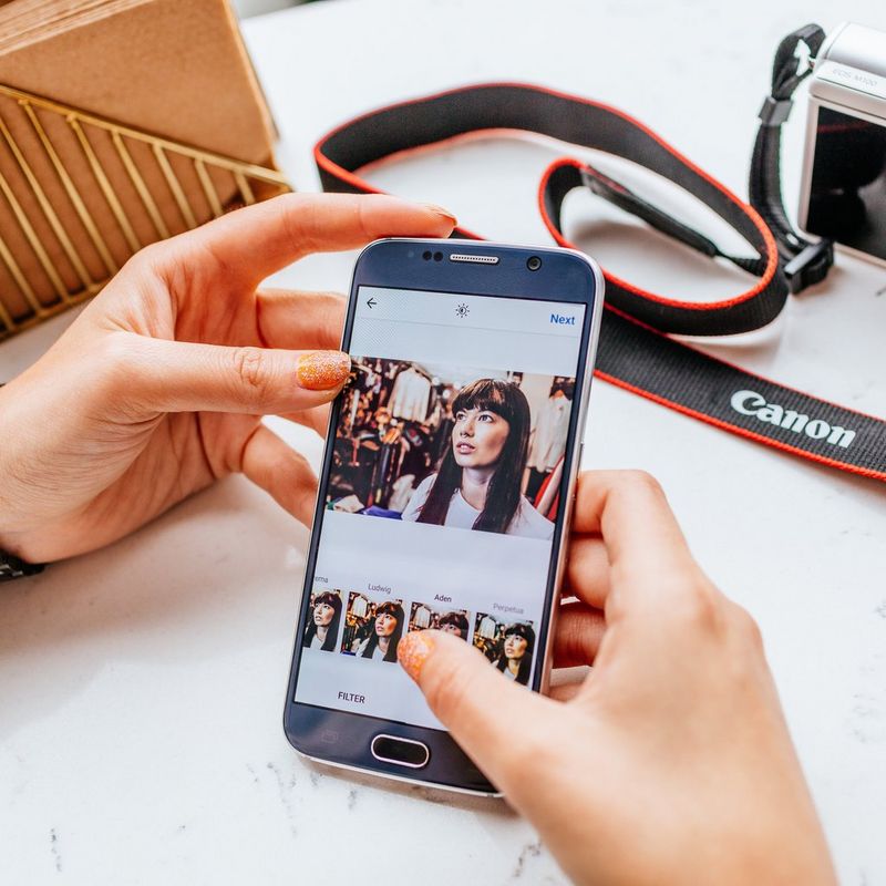 Canon EOS M100 Gehäuse – Weiß 0 Bildbearbeitung auf einem Smartphone