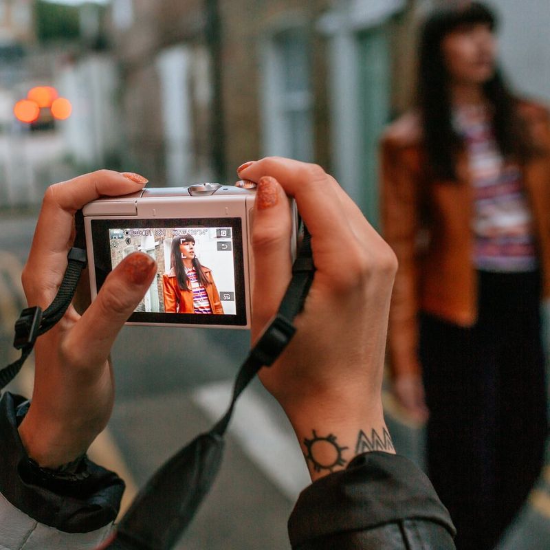 Canon EOS M100 Grau + EF-M 15-45mm f/3.5-6.3 IS STM Objektiv Silber 0 Ein Foto auf einer Straße aufnehmen