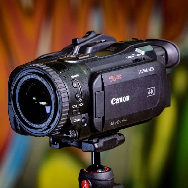 Canon LEGRIA GX10 Produkt Vorderansicht von links mit Streulichtblende