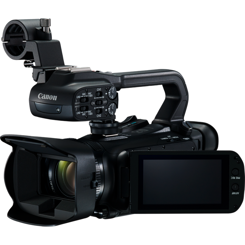 Canon XA15 Camcorder + Power Kit Pack Produkt Vorderansicht von links mit umgeklapptem Bildschirm, der um 180 Grad gedreht ist