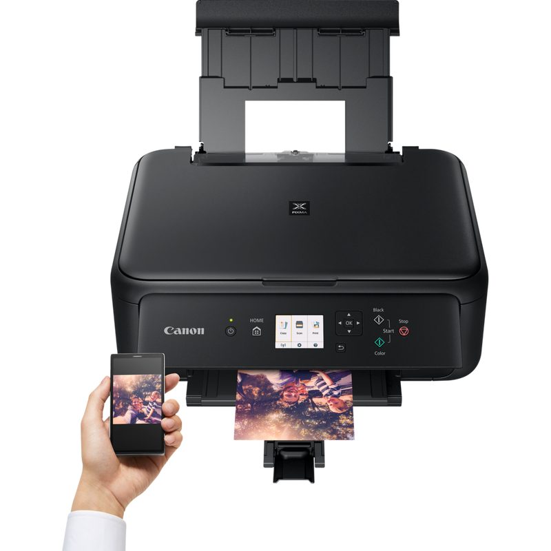Canon PIXMA TS5150 – Schwarz Produkt Vorderansicht mit einer Person, die von einem Smartphone aus druckt