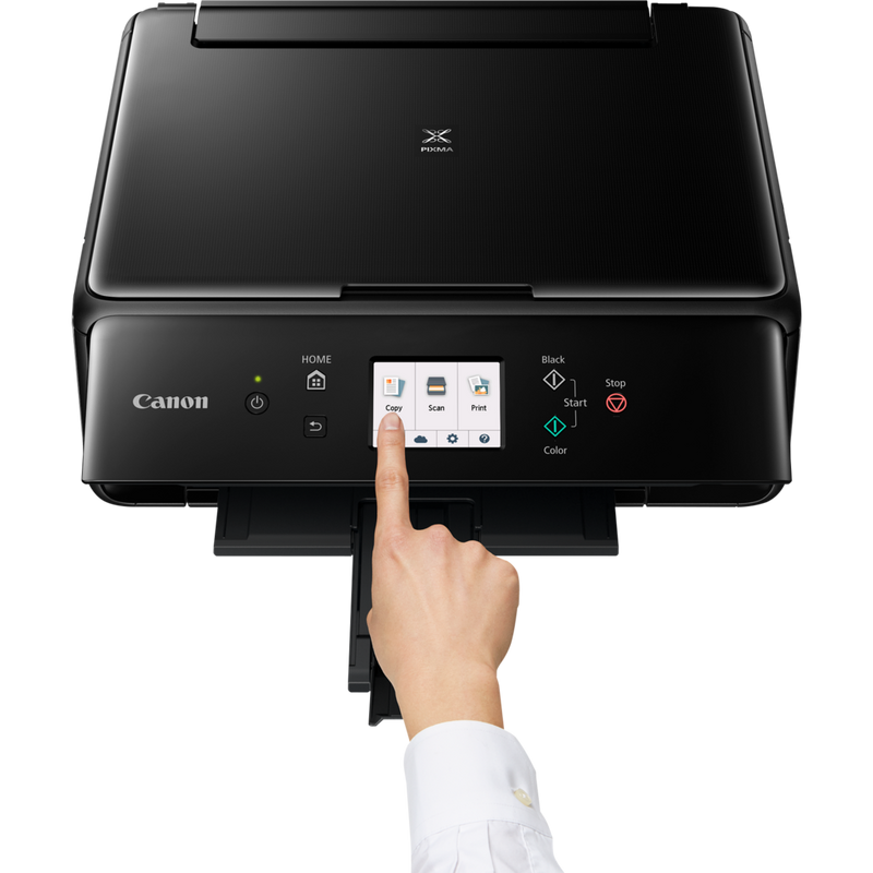 Canon PIXMA TS6150 – Schwarz Produkt Vorderansicht mit einer Person, die den Drucker bedient