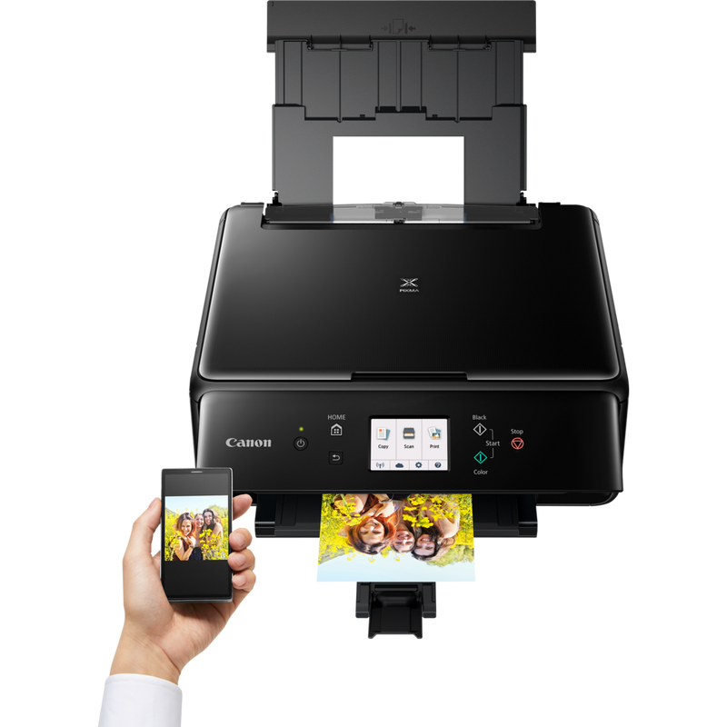 Canon PIXMA TS6150 – Schwarz Produkt Vorderansicht mit einer Person, die von einem Smartphone aus druckt