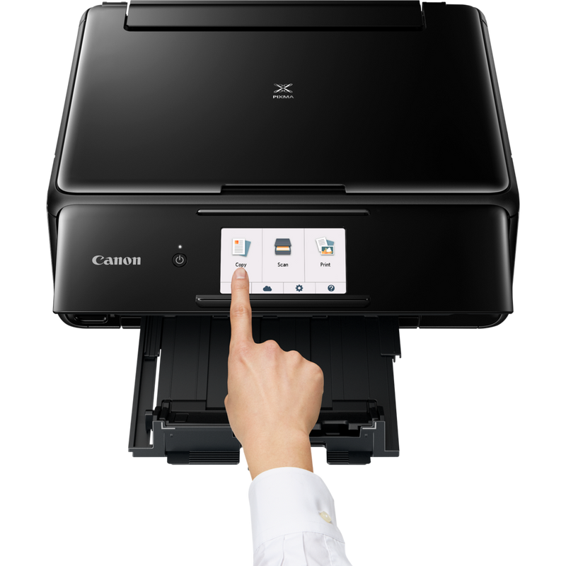 Canon PIXMA TS8150 – Schwarz Produkt Vorderansicht mit einer Person, die den Drucker bedient