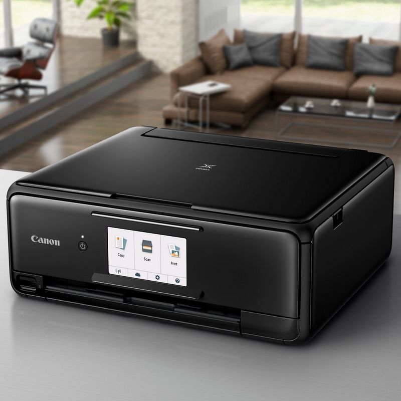 Canon PIXMA TS8150 – Schwarz Auf einem Tisch in einem Haus