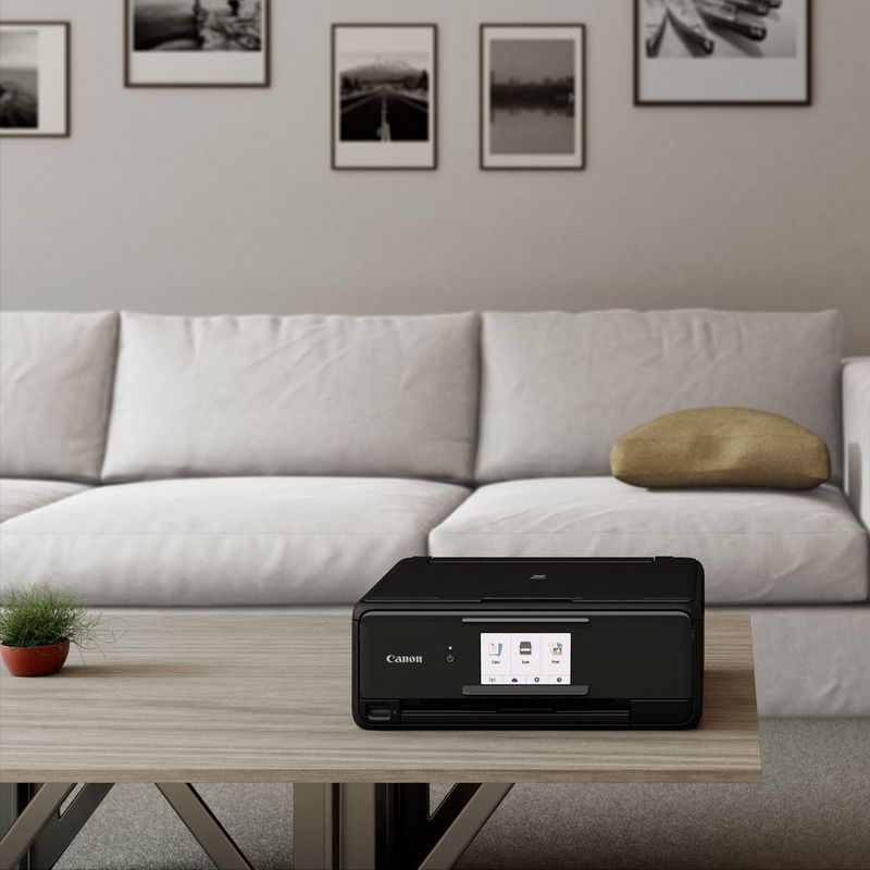 Canon PIXMA TS8150 – Schwarz Auf einem Tisch in einem Flur
